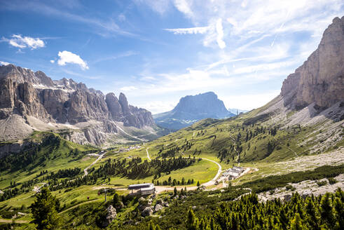 Italien, Südtirol, Aussicht auf die Langkofelgruppe im Sommer - EGBF00786