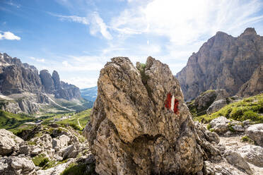 Italien, Südtirol, Wanderwegmarkierung auf Felsblock in der Sellagruppe - EGBF00787