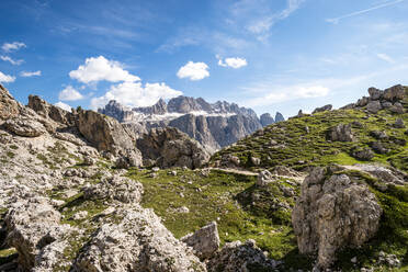 Italien, Südtirol, Aussicht auf die Langkofelgruppe im Sommer - EGBF00789