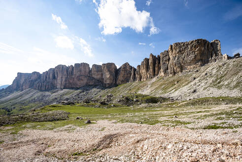 Italien, Südtirol, Blick auf die Puez-Gruppe im Sommer - EGBF00791