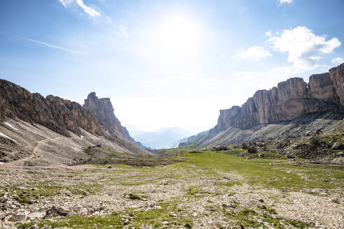 Italien, Südtirol, Blick auf die Puez-Gruppe an einem sonnigen Sommertag - EGBF00792