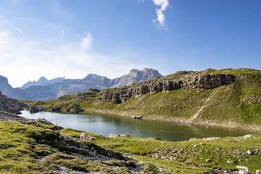 Italien, Südtirol, See im Naturpark Puez-Geisler im Sommer - EGBF00793