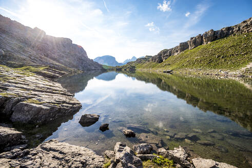 Italien, Südtirol, See im Naturpark Puez-Geisler an einem sonnigen Sommertag - EGBF00794