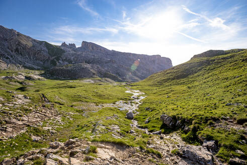 Italien, Südtirol, Blick auf die Puez-Gruppe im Sommer - EGBF00795