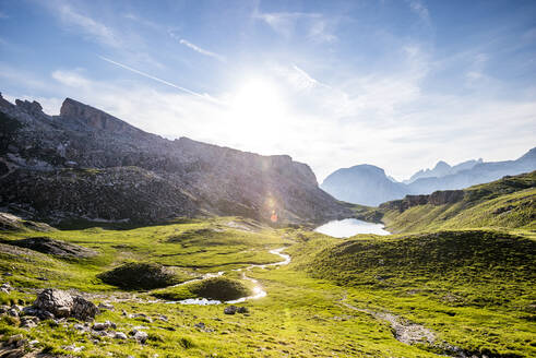 Italien, Südtirol, Blick auf die Puez-Gruppe an einem sonnigen Sommertag mit See im Hintergrund - EGBF00798