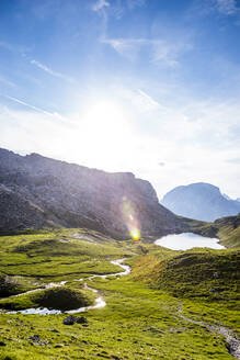 Italien, Südtirol, Blick auf die Puez-Gruppe an einem sonnigen Sommertag mit See im Hintergrund - EGBF00799