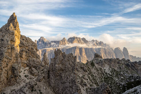 Italien, Südtirol, Blick auf das Massiv der Sellagruppe im Sommer - EGBF00805