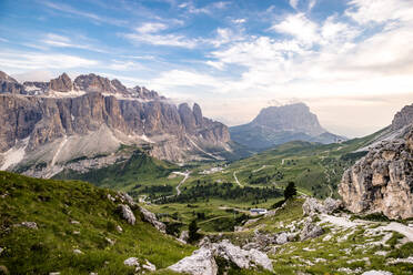 Italien, Südtirol, Blick auf das Tal, umgeben von den Bergen der Sella- und Langkofelgruppe - EGBF00806