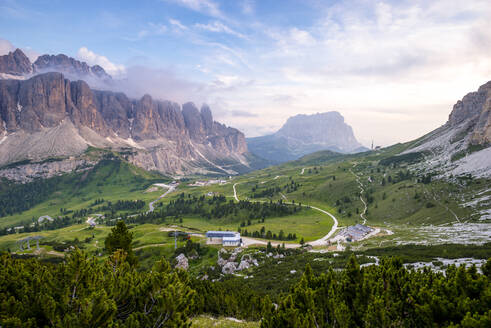 Italien, Südtirol, Blick auf das Tal, umgeben von den Bergen der Sella- und Langkofelgruppe - EGBF00807