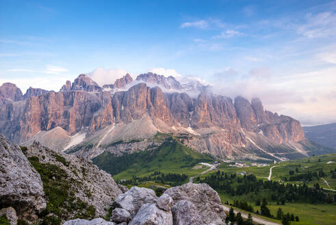 Italien, Südtirol, Blick auf das Massiv der Sellagruppe im Sommer - EGBF00808