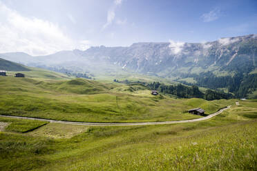 Italien, Südtirol, Blick auf das Hochplateau der Seiser Alm im Sommer - EGBF00809