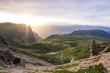 Italien, Südtirol, Blick auf das Hochplateau der Seiser Alm bei Sonnenuntergang - EGBF00810