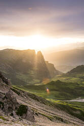 Italien, Südtirol, Blick auf das Hochplateau der Seiser Alm bei Sonnenuntergang - EGBF00811