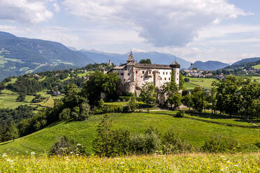 Italien, Südtirol, Vols am Schlern, Blick auf Schloss Prosels im Sommer - EGBF00814