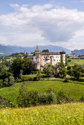 Italien, Südtirol, Vols am Schlern, Blick auf Schloss Prosels im Sommer - EGBF00815