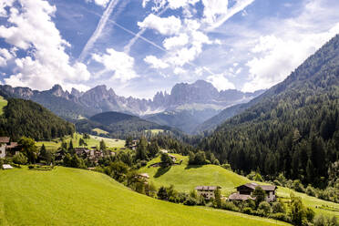 Italien, Südtirol, St. Zyprian, Bergdorf im Fassa-Tal im Sommer - EGBF00816