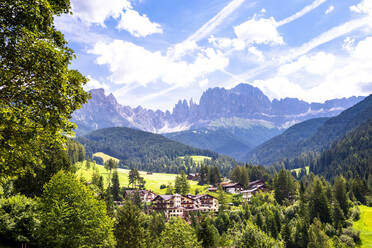 Italien, Südtirol, St. Zyprian, Bergdorf im Fassa-Tal im Sommer - EGBF00818