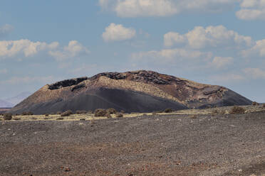 Vulkanischer Berg an einem sonnigen Tag auf Lanzarote, Spanien - PNAF03239