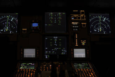 Beleuchtete Tachometer auf beleuchtetem Bedienfeld im Cockpit - PNAF03244