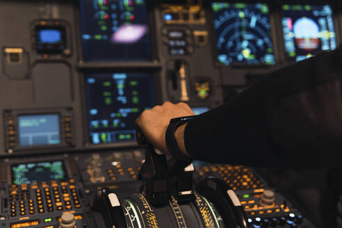 Pilot in beleuchtetem Cockpit fliegt Flugzeug - PNAF03245