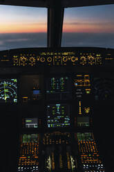 Beleuchtetes Bedienfeld im Cockpit eines Flugzeugs - PNAF03249