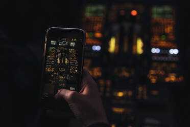 Pilot fotografiert Bedienfeld durch die Schalttafel im Cockpit - PNAF03250