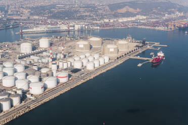 Industriehafen an einem sonnigen Tag - PNAF03262