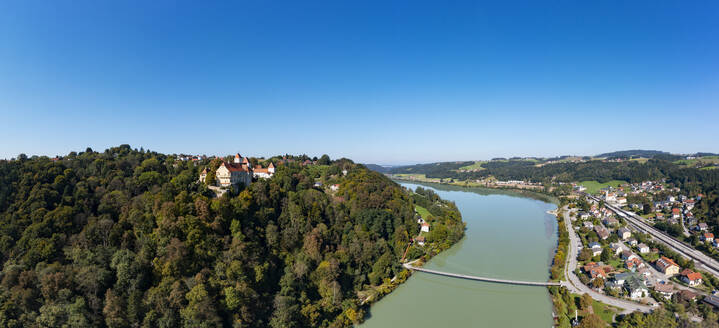 Drohnenpanorama des Inn, der Deutschland und Österreich trennt - WWF06138