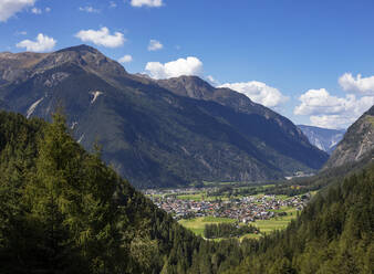 Österreich, Tirol, Umhausen, Otztal im Sommer mit Dorf im Hintergrund - WWF06139