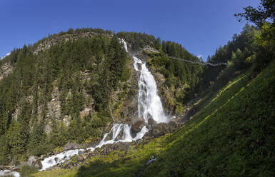 Österreich, Tirol, Umhausen, Blick auf den Stuibenfall im Sommer mit Hängebrücke im Hintergrund - WWF06141