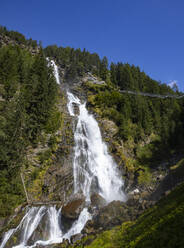 Österreich, Tirol, Umhausen, Blick auf den Stuibenfall im Sommer mit Hängebrücke im Hintergrund - WWF06143
