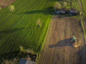 Drohnenansicht eines Traktors beim Pflügen eines Feldes - LOMF01332