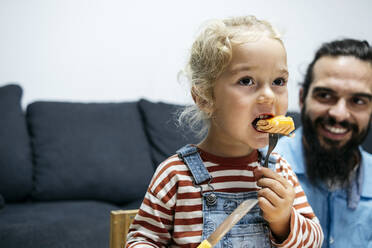 Blonder Junge isst bei seinem Vater zu Hause - ASGF02147