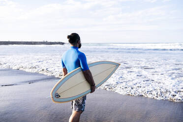 Surfer mit Surfbrett am Strand stehend - ASGF02156