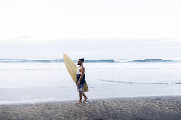 Mann mit Surfbrett am Strand - ASGF02160