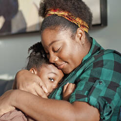 Afroamerikanische Mutter tröstet Tochter - TETF00004