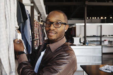 Afroamerikanischer Mann beim Einkaufen in einem Bekleidungsgeschäft - TETF00013