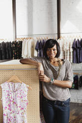 Afroamerikanische Frau arbeitet in einem Bekleidungsgeschäft - TETF00014