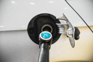 Refuelling of modern hydrogen-fueled car - CHPF00838