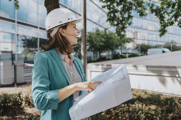 Architekt im eleganten Freizeitanzug mit Bauplan - MFF08567