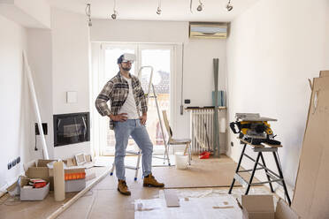 Junger Mann mit VR-Brille bei der Renovierung seines Hauses - EIF03362