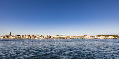 Deutschland, Schleswig-Holstein, Lübeck, Panorama einer Reihe von Stadthäusern an der Promenade von Travemünde - WDF06828