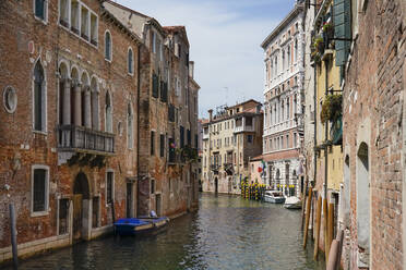 Italien, Venetien, Venedig, Alte Häuser entlang des Kanals Rio di San Polo - TAMF03281