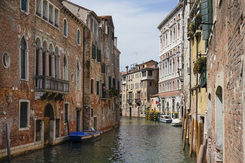 Italien, Venetien, Venedig, Alte Häuser entlang des Kanals Rio di San Polo - TAMF03281