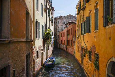 Italien, Venetien, Venedig, Kanal in der Nähe der Calle De La Madoneta - TAMF03282