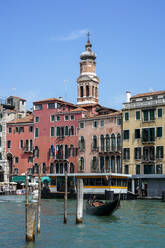 Italien, Venetien, Venedig, Canal Grande mit historischen Häusern, Gondel und Glockenturm der Kirche San Bartolomeo di Rialto im Hintergrund - TAMF03285