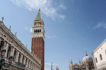 Italien, Venetien, Venedig, Campanile Saint Marks gegen den Himmel stehend - TAMF03287