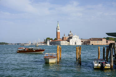 Italien, Venetien, Venedig, Motorboote im Yachthafen mit der Insel San Giorgio Maggiore im Hintergrund - TAMF03288