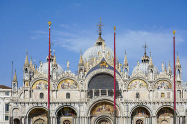 Italien, Venetien, Venedig, Fahnenmasten an der Fassade der Basilika San Marco - TAMF03289