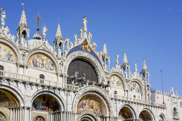 Italien, Venetien, Venedig, Verschnörkelte Fassade der Basilika San Marco - TAMF03290